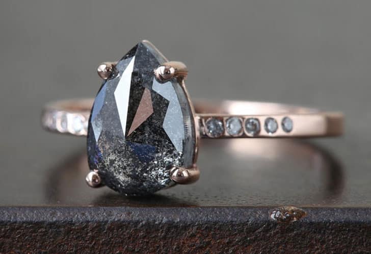 nhẫn kim cương đen