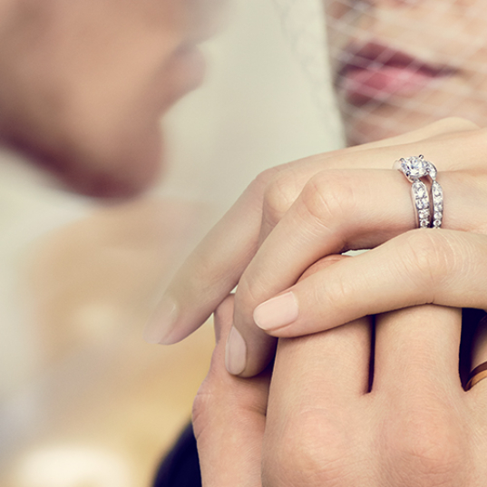 đeo nhẫn cưới tay nào font