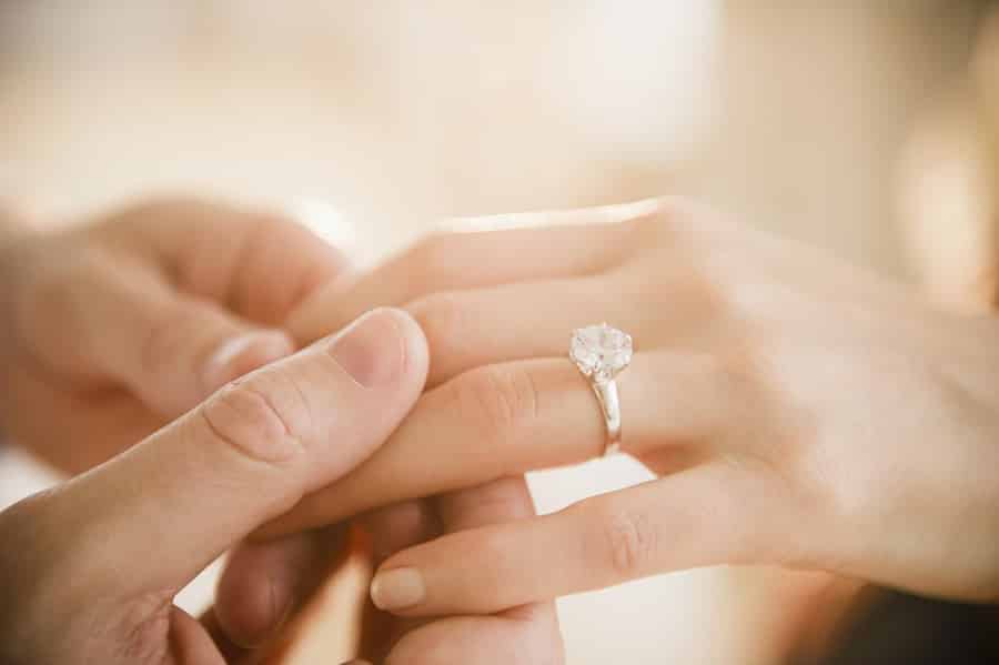 nữ đeo nhẫn cưới tay nào phù hợp