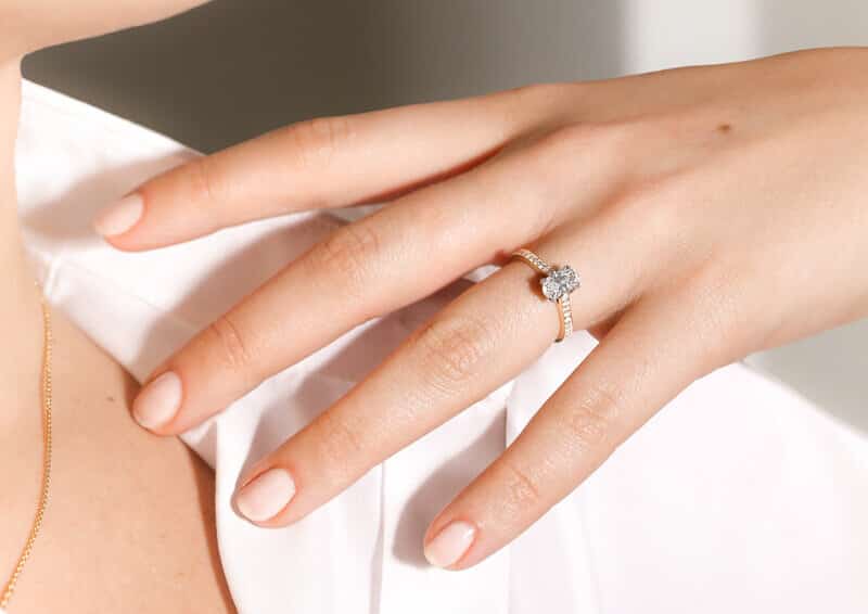 đeo nhẫn cưới tay nào biểu hiện sự gắn bó