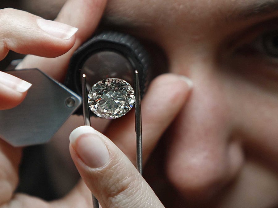 Nhận biết kim cương thật bằng kính lúp