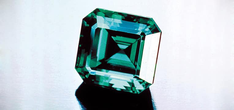 đá emerald đẹp cắt cushion