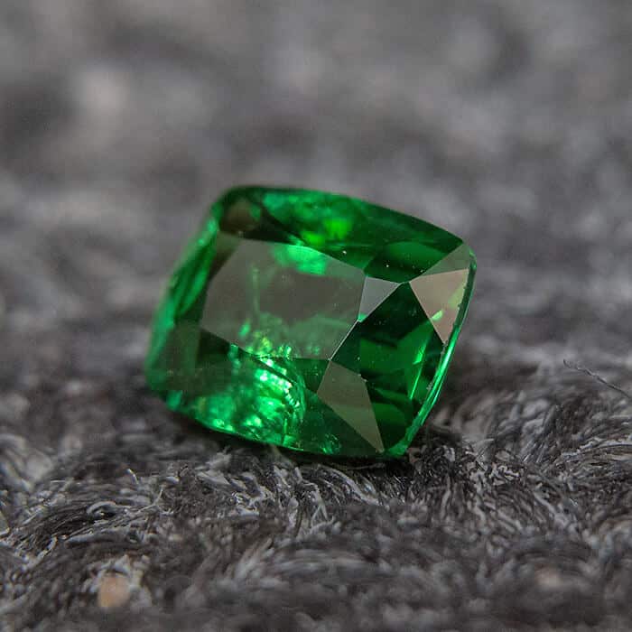 Xử lý đá Emerald có thể được thay thế bằng Đá Tsavorite