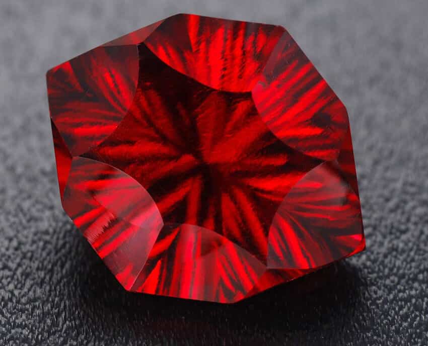 Đá quý hiếm hơn kim cương Beryl đỏ