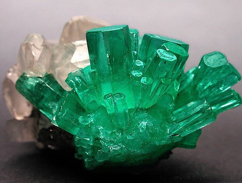 so sánh emerald và đá garnet tsavorite