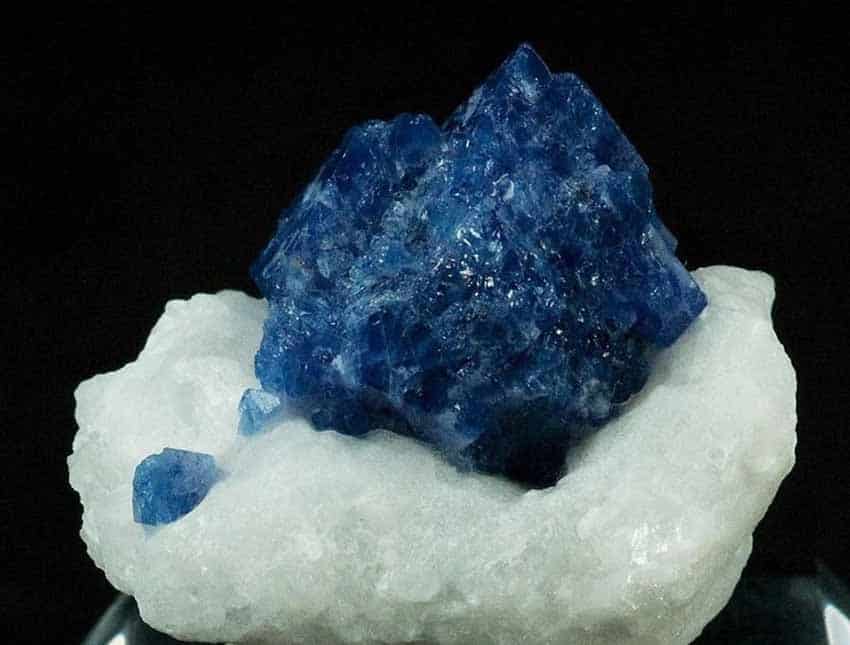 Khoáng vật bên trong đá Spinel xanh coban