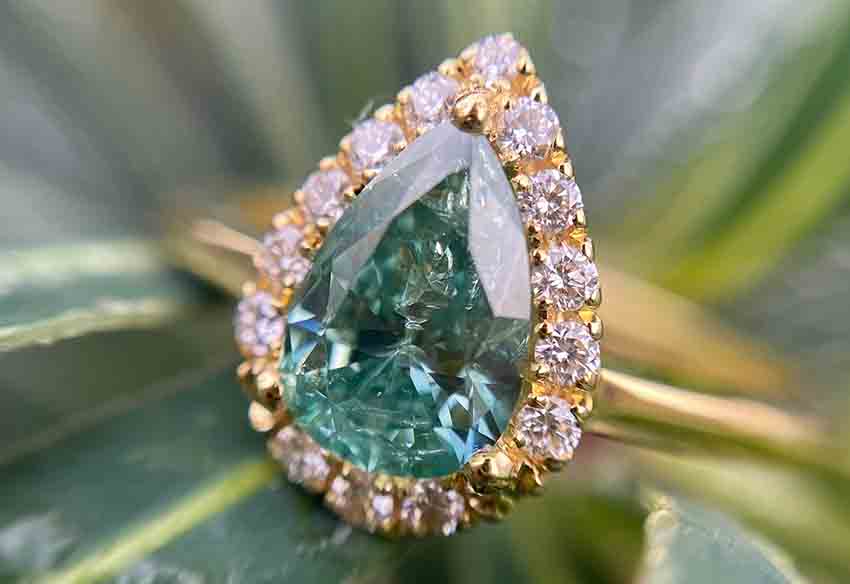 Các kiểu nhẫn đính hôn từ kim cương xanh lục