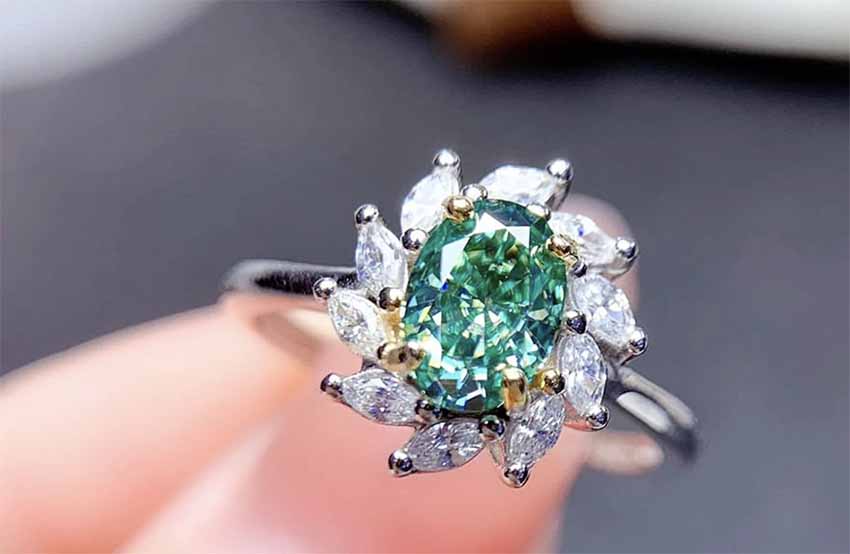 Nhẫn kim cương xanh lục