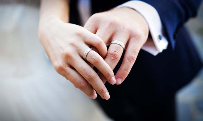 Nhẫn đính hôn và nhẫn cưới bằng bạch kim?