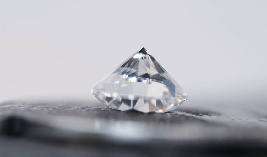 Phá hủy kim cương bằng răng có được không?