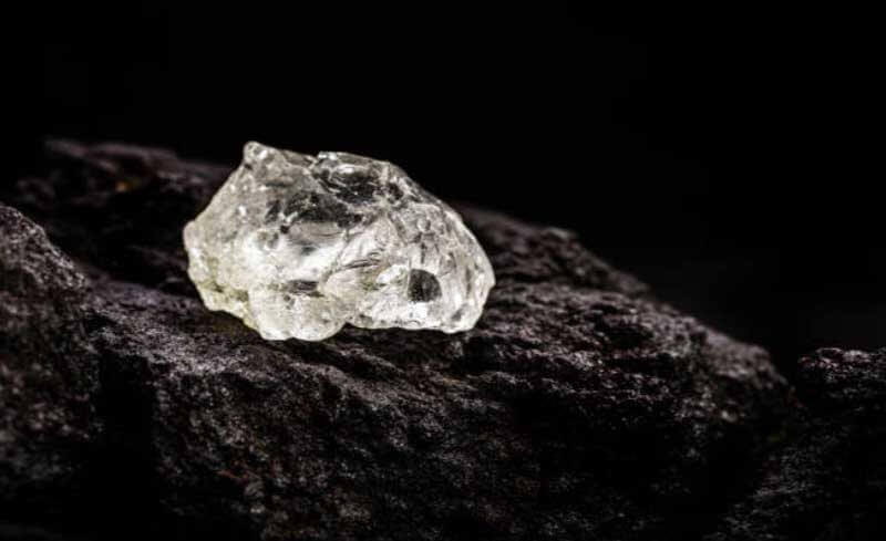 Kim cương tồn tại trong ống Kimberlite trong quá trình phun trào