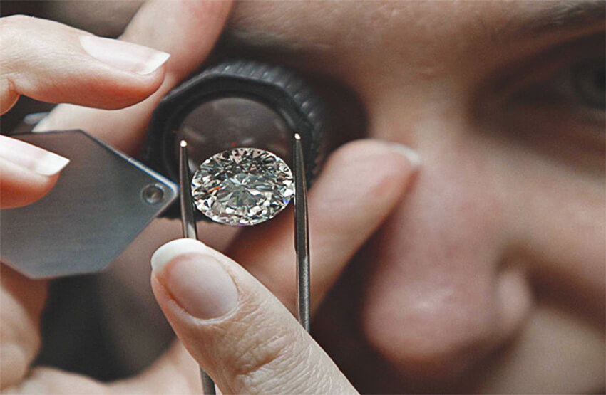 kính lúp soi kim cương, Sử dụng cả hai mắt khi kiểm tra