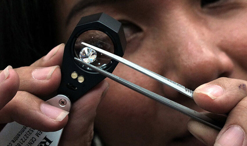 kính lúp soi kim cương, Sử dụng nhíp để giữ kim cương khi kiểm tra bằng kính lúp