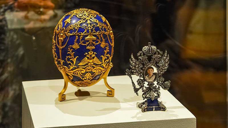 Trứng Faberge Hen và mặt dây chuyền Sapphire