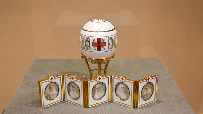 Trứng Faberge Chữ thập đỏ với chân dung hoàng gia