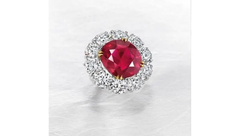 Ruby đắt nhất, Nhẫn kim cương và hồng ngọc hình bầu dục