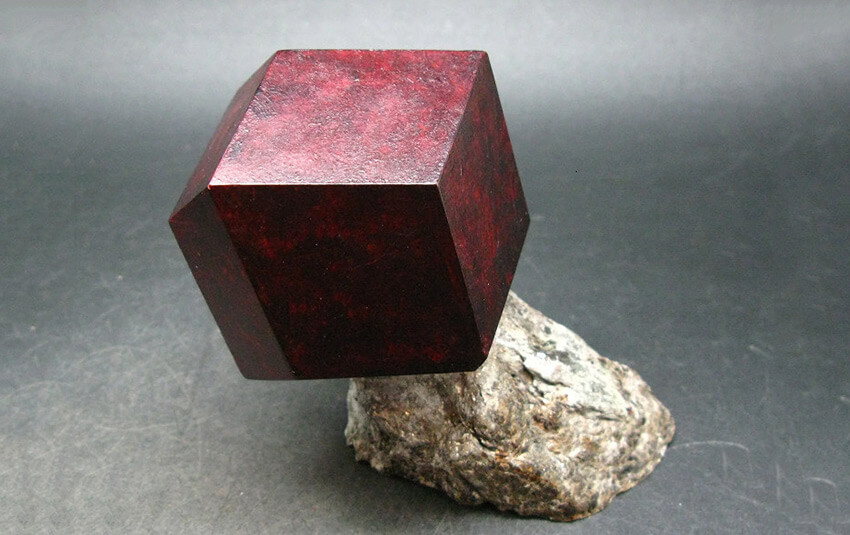 Màu sắc đá Almandine Garnet