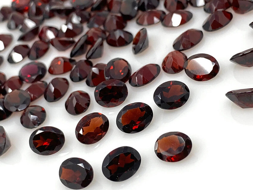 So sánh đá Mozambique Garnet với các loại đá quý màu đỏ