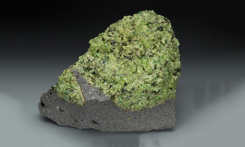 Peridot Ý, Peridot Sardinia, Đá Olivin chứa tạp chất Pyroxene và Spinel ở trong đá núi lửa Plio - Pleistocene