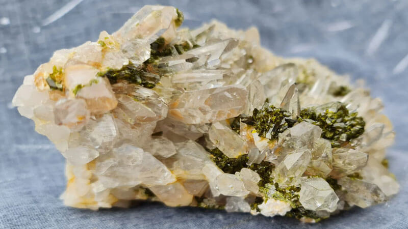 thạch anh sữa Epidote