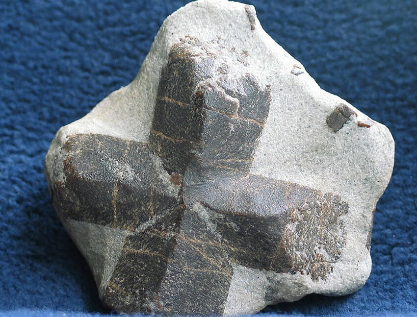 Độ tinh khiết đá Staurolite