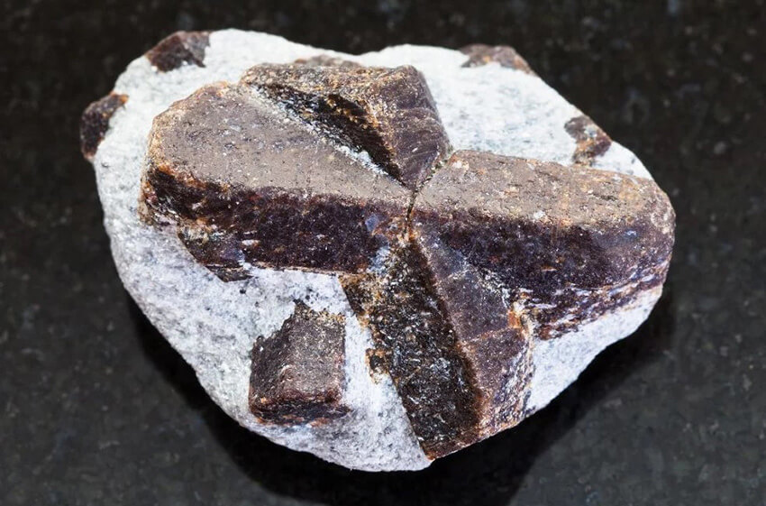 Trọng lượng đá Staurolite