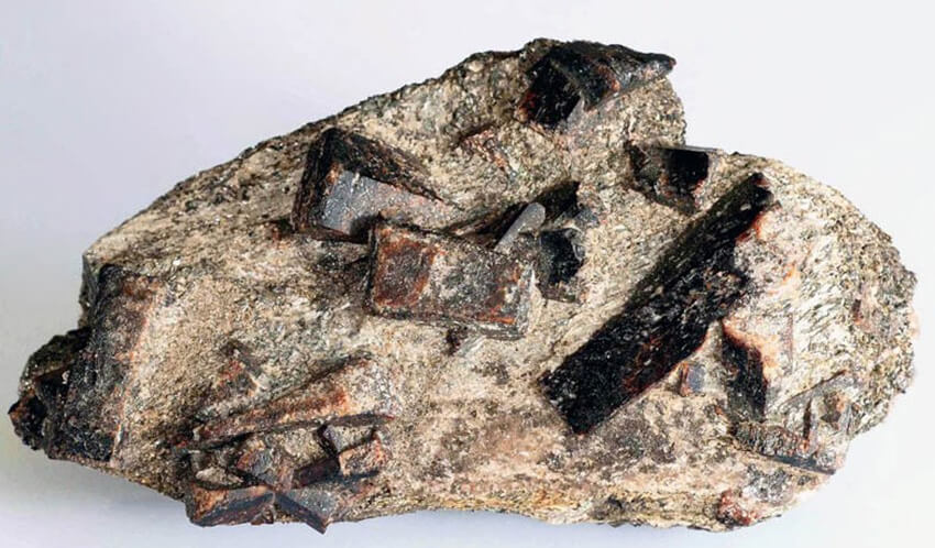Ý nghĩa và công dụng của đá Staurolite